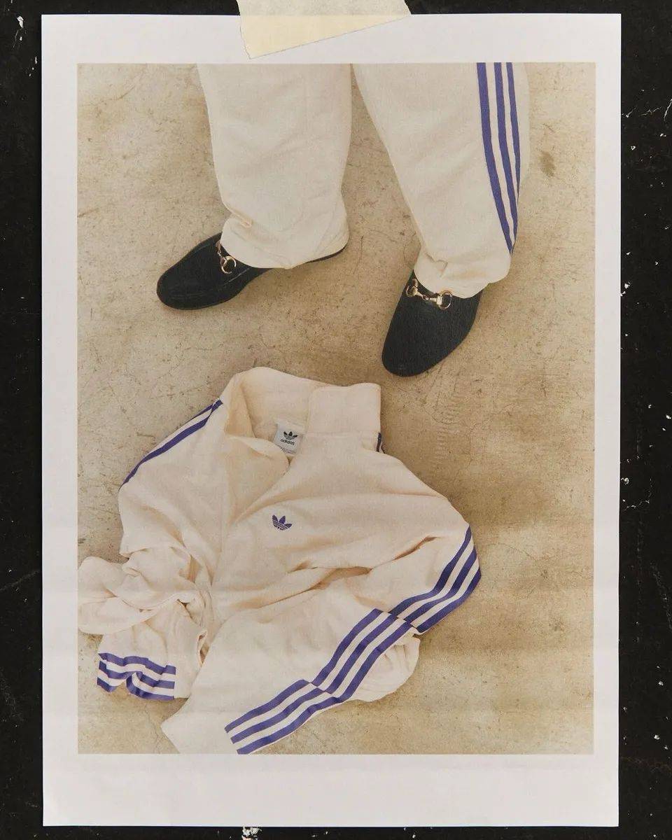 好看Freaks Store别注款预定开启！OG真人独家定制版adidas运动套装实在太(图1)