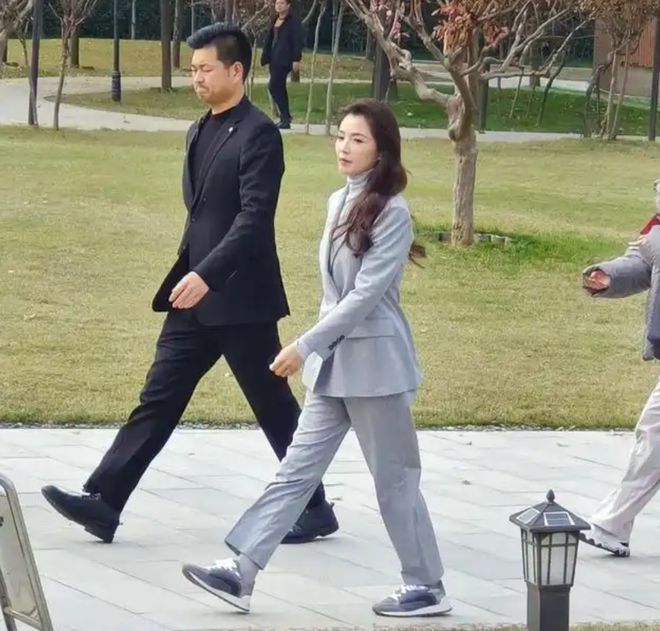 准的干部风简直绝了不入编都可惜了！OG网站刘涛也太正点了吧！一身标(图3)