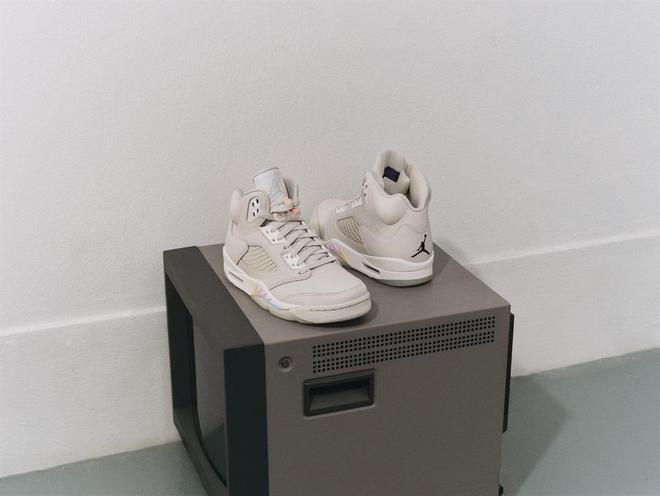 越近了看看各家品牌带来了怎样的乙巳蛇年特别款OG真人平台每周鞋报 特别篇 02：春节越来(图5)